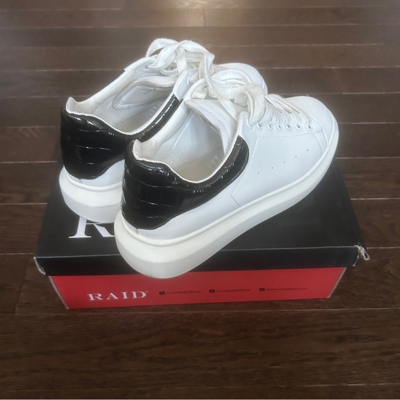 Women’s Raid white lace up sneaker- EU size 41 - Picture 3 of 8